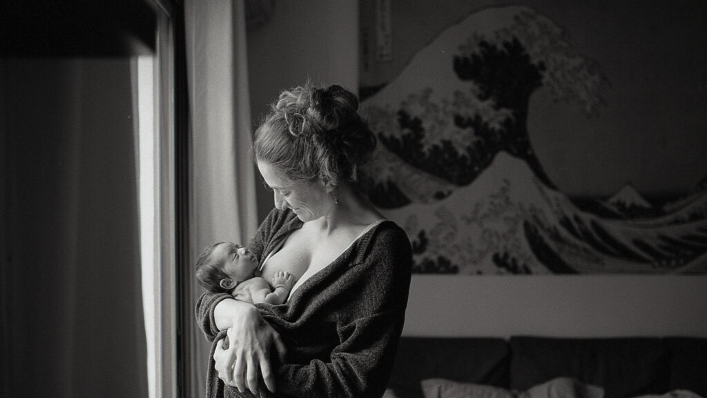 mujer con bebé recién nacido